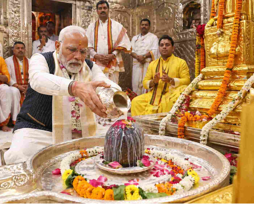 काशी में पीएम मोदी का भव्य रोड शो, 108 बटुकों के शंखनाद से हुआ स्वागत